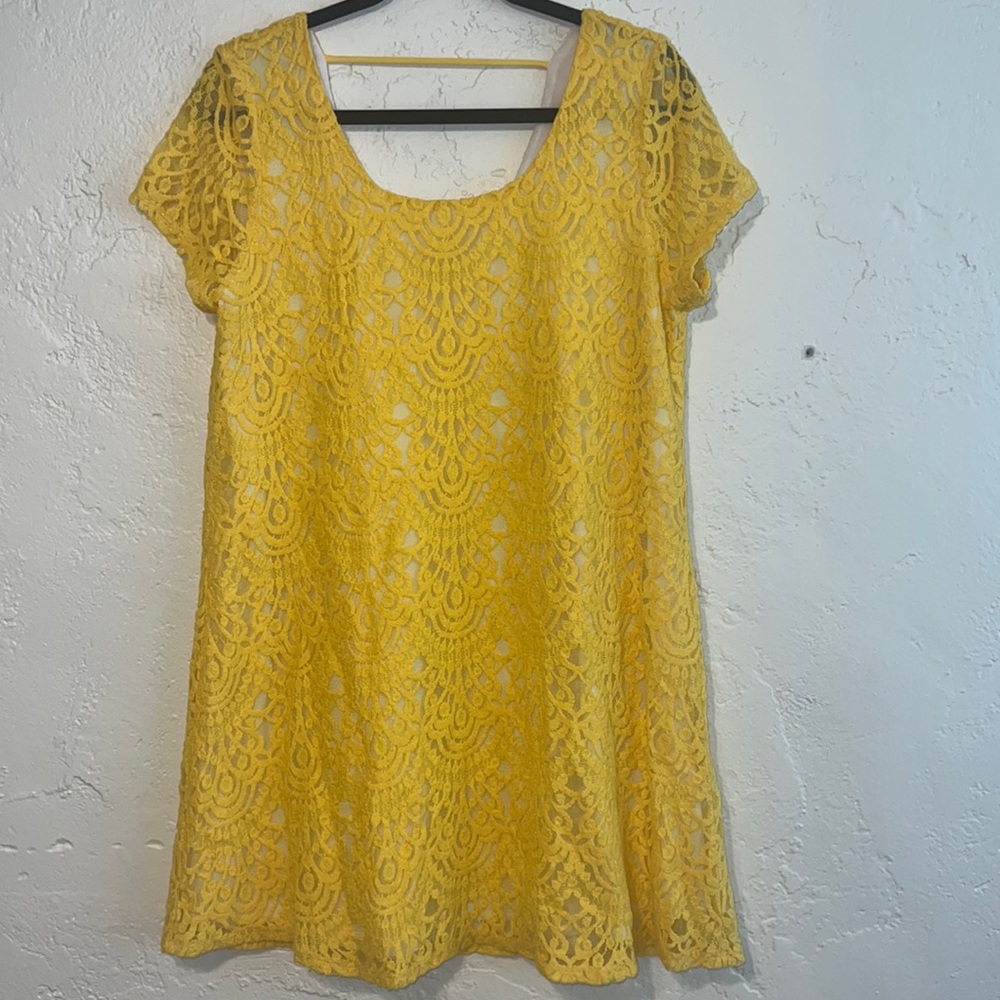 Socialite yellow lace dress